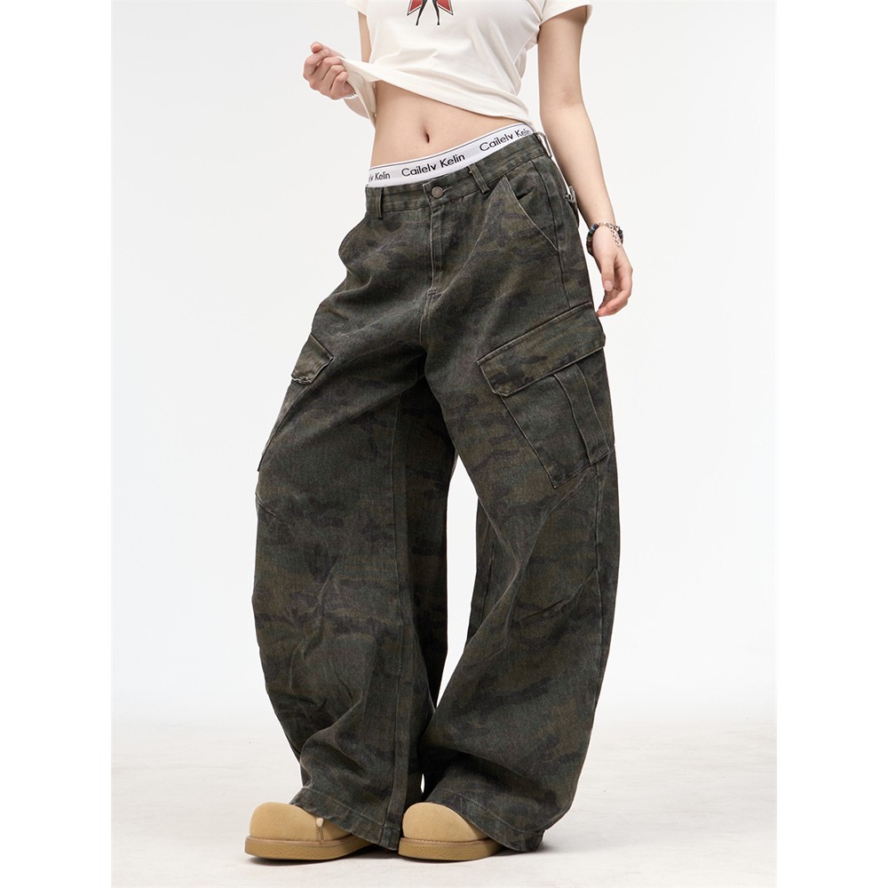 Street Fashion Hip Hop - 迷彩柄の作業用パンツ。ユニセックスで、クールなストリートスタイル。秋にぴったりのレトロなデザイン。個性的なファッション。ヒップホップやストリートダンスに最適な、ゆったりとしたカジュアルパンツ。
